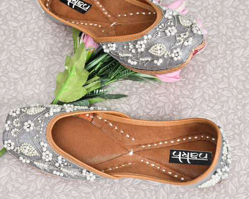 Women's Ethnic Traditional Jutti | Handcrafted Punjabi Footwear | Multi-Color Variants - Flat Mojari for Casual & Festive Wear - Nakh Clothing