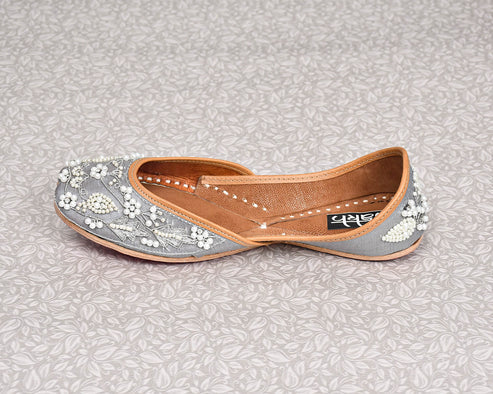 Women's Ethnic Traditional Jutti | Handcrafted Punjabi Footwear | Multi-Color Variants - Flat Mojari for Casual & Festive Wear - Nakh Clothing