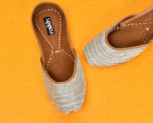Women's Ethnic Traditional Jutti | Handcrafted Punjabi Footwear | Multi-Color Variants - Flat Mojari for Casual & Festive Wear - Nakh Clothing