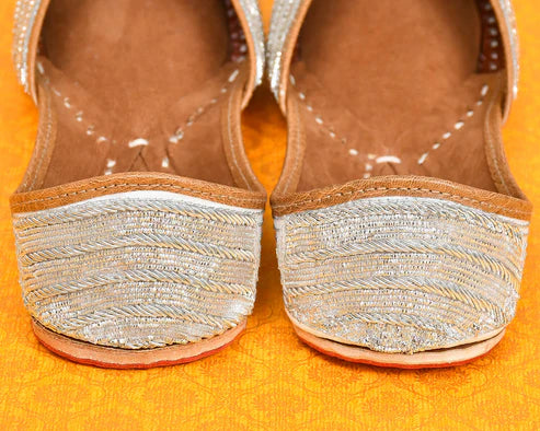 Women's Ethnic Traditional Jutti | Handcrafted Punjabi Footwear | Multi-Color Variants - Flat Mojari for Casual & Festive Wear - Nakh Clothing
