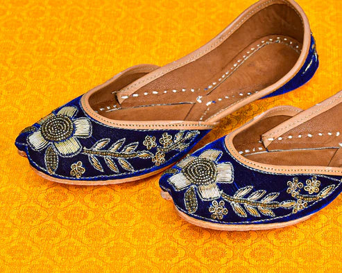 Women's Ethnic Traditional Jutti | Handcrafted Punjabi Footwear | Multi-Color Variants - Flat Mojari for Casual & Festive Wear - Nakh Clothing