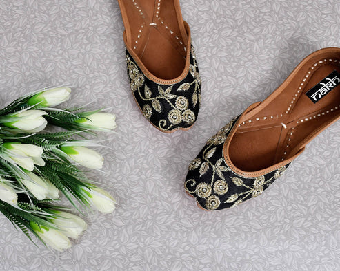 Women's Ethnic Traditional Jutti | Handcrafted Punjabi Footwear | Multi-Color Variants - Flat Mojari for Casual & Festive Wear - Nakh Clothing