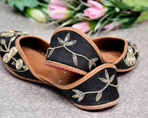 Women's Ethnic Traditional Jutti | Handcrafted Punjabi Footwear | Multi-Color Variants - Flat Mojari for Casual & Festive Wear - Nakh Clothing